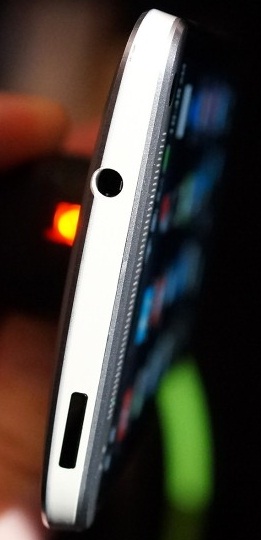 HTC One сверху под углом