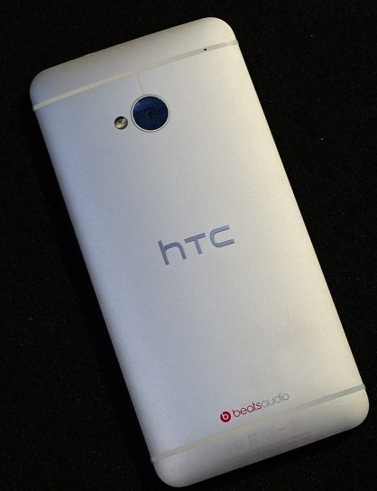 Задняя часть HTC One