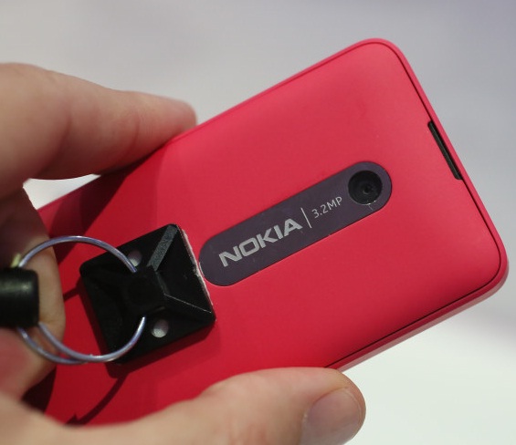 Nokia 301: тыльная сторона