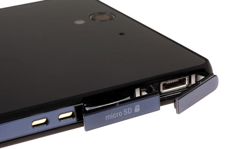Sony Xperia Z: отсеки на левой стороне